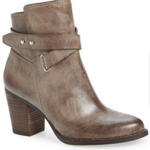 Grey Leather Arturo Chiang "Sanya" ankle boots.